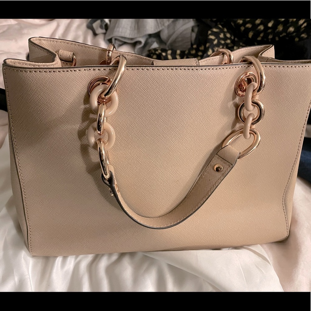 Dusty rose gold coloured shoulder bag with chunky chain leather shoulder strap.